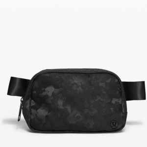 Lululemon Everywhere Belt Bag *1L